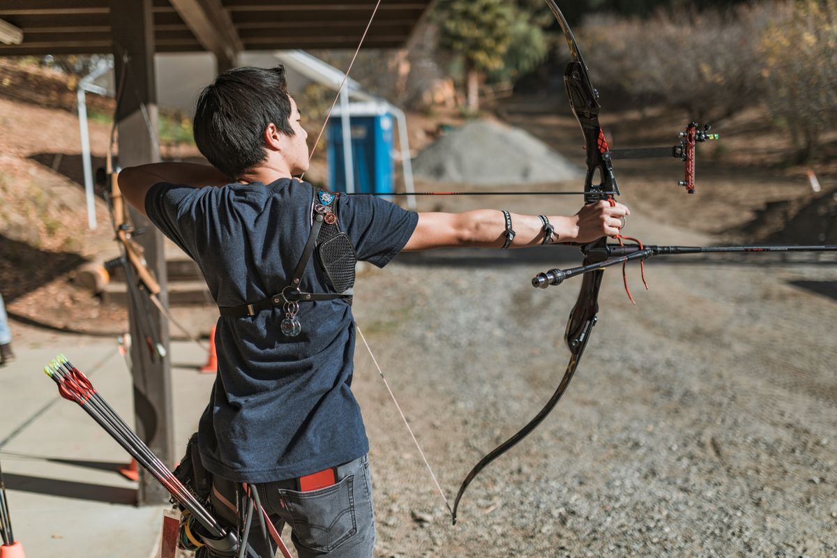 Compound bow draw weight chart: archer at full draw on a compound bow